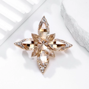 Elegante spilla a stella dorata con cristalli color champagne e piccoli strass