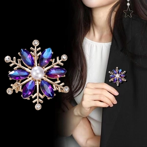 Broche flocon de neige élégante avec cristaux AB et perle sur métal doré pour veste
