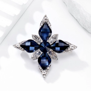 Spilla a stella a otto punte con cristalli blu navy e strass argentati raffinati