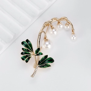 Elegante Maiglöckchen-Brosche mit grünen Emaille-Blättern und weißen Perlen auf Goldbasis
