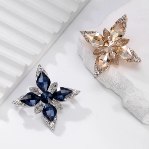 Spille eleganti a stella a otto punte con cristalli blu e ambra su pietre decorative