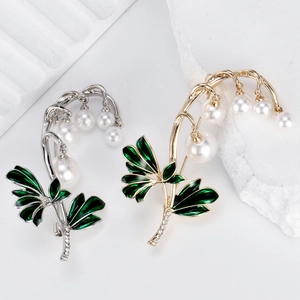 Elegante Maiglöckchen-Brosche mit grünen Emaille-Blättern und weißen Perlen für Damen