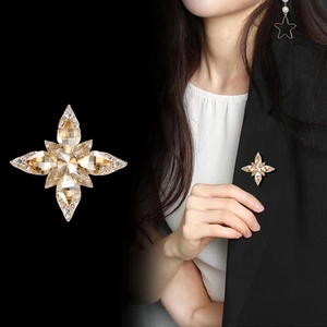 Elegante spilla a ottogramma dorata con cristalli champagne e diamanti da donna