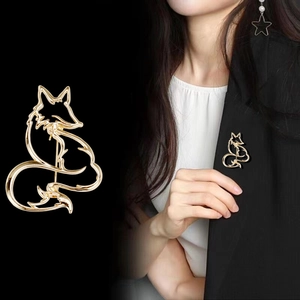 Broche renard dorée élégante aux lignes abstraites pour décorer costumes et manteaux