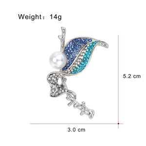 Elegant leaf pearl brooch with blue rhinestones, size 5.2cm x 3.0cm, weight 14g