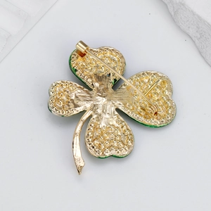 Achteraanzicht van de klavertje vier broche van goud metaal met groen emaille