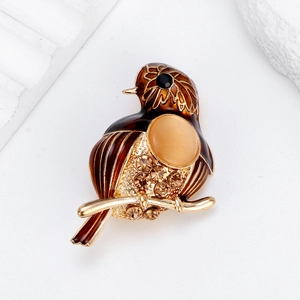 Exquise broche oiseau en alliage doré avec émail et pierre œil de chat synthétique