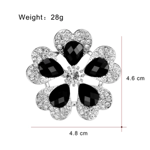 Broche fleur argentée élégante avec pierres noires et cristaux clairs, taille 4,8x4,6 cm