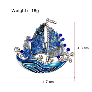 Lujoso broche de velero en plata con cristales azules y acabado en esmalte