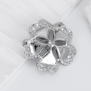 Broche fleur argentée élégante avec poinçon S925 et détails de pétales en métal