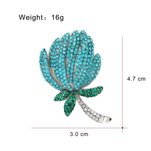 Broche fleur de luxe exquise avec cristaux bleu ciel et verts sur une base en argent