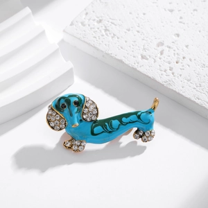 Dackel-Brosche mit blauer Emaille und funkelnden Kristallen auf Goldbeschichtung