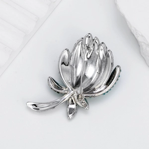 Broche fleur luxueuse en métal argenté avec pierres sarcelle et épingle de sécurité