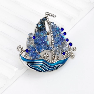 Elegante broche de velero con esmalte azul y detalles de cristales brillantes de lujo