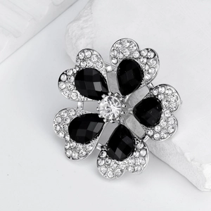 Broche fleur argentée avec pétales en forme de cœur et cristaux noirs scintillants
