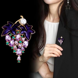 Eleganter lila Trauben-Brosche mit Kristallblättern und Perle am Blazer-Revers