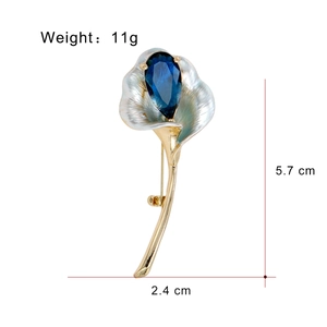 Broche calla élégante avec pétales émaillés dégradés et cristal bleu en larme