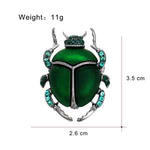 Spilla a forma di scarabeo verde con dimensioni 3,5cm x 2,6cm e peso di 11g