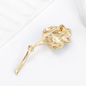 Broche élégante en forme de lys calla doré pour femme avec finition métallique texturée