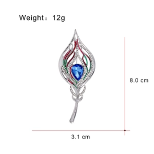 Spilla piuma di pavone di lusso con gemma blu e cristalli, dettaglio dimensioni altezza 8,0cm