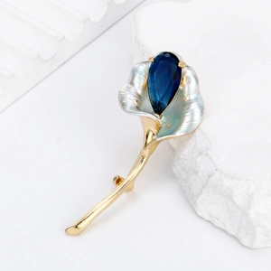 Broche élégante calla en émail avec tige dorée et pierre précieuse bleu foncé