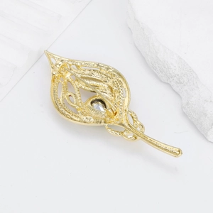 Spilla elegante a foglia dorata con traforo metallico e cristallo taglio marquise