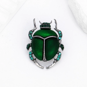 Spilla a forma di scarabeo in smalto verde con strass scintillanti in metallo argento