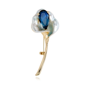 Broche Florale Élégante Calla Lily pour Femmes Alliage de Zinc Verre Émail Fleur Bleue Épingle de Revers Bijoux Vintage