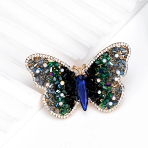 Eleganter Kristall-Schmetterlingsbrosche mit tiefblauem Zentrum und smaragdgrünen Details