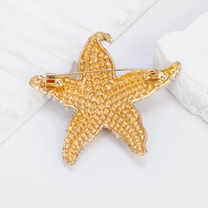 Broche étoile de mer dorée exagérée avec strass étincelants et perles vue arrière
