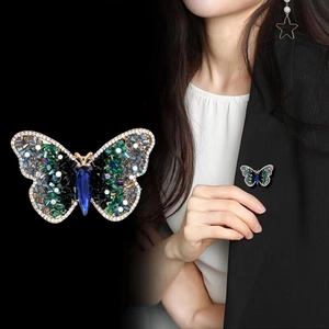 Goldene Schmetterling Brosche mit bunten Kristallen und blauem Tropfenstein Dekor