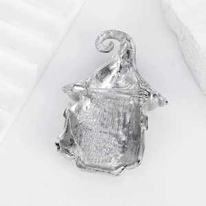 Rückseite der silbernen Hausbrosche aus Legierung mit Sicherheitsnadel und Metallstruktur