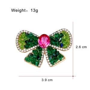 Élégante broche nœud en cristal avec ailes vertes et pierre précieuse rose centrale