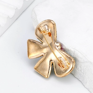 Élégante broche papillon dorée avec détails en cristal vue de l'arrière du bijou