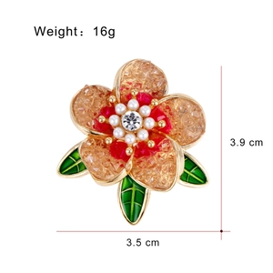 Broche fleur dorée élégante, pétales ambrés, centre perle et feuilles vertes, taille 3.9cm