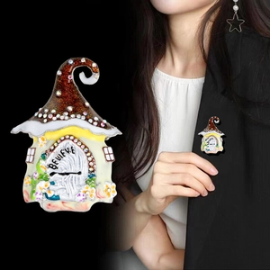 Emaille-Weihnachtshaus-Brosche mit Believe-Schriftzug und Strass auf schwarzem Anzug