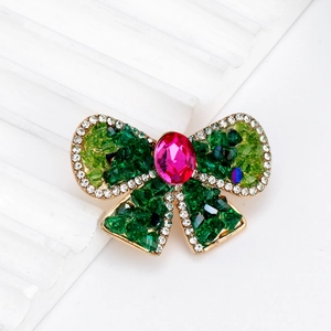 Élégante broche nœud en cristal avec strass verts et pierre précieuse ovale rose
