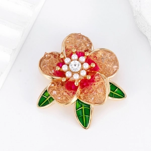 Broche fleur cristal vintage français avec feuilles émeraude et centre en perles