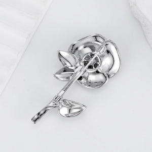 Broche fleur argentée avec cristaux, vue arrière montrant l'épingle et le fermoir de sécurité