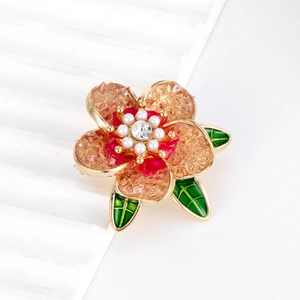 Broche fleur cristal vintage français avec pétales dorés et feuilles vertes élégantes