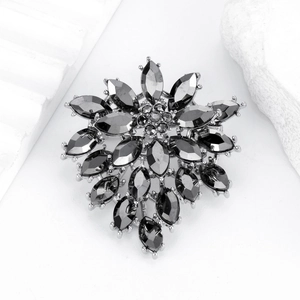 Broche fleur élégante avec strass gris foncé marquise sur une base en alliage argent