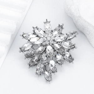 Élégante broche flocon de neige argentée avec cristaux sur support en pierre minimaliste
