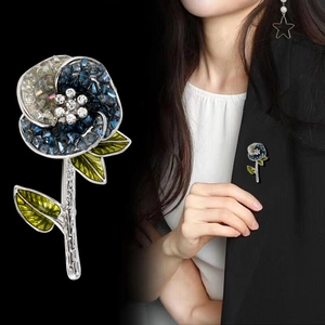 Broche fleur en cristal avec pierres bleues et feuilles émaillées vertes pour femme