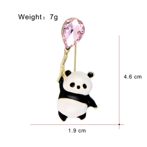Broche panda mignonne avec ballon en cristal rose et placage en or pour femme