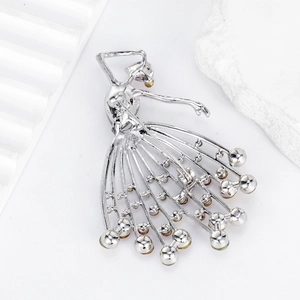 Elegante broche de bailarina plateado con falda de cristal para moda de mujer