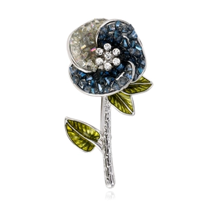 Broche fleur en cristal romantique avec pierres bleues et feuilles émaillées pour vêtements