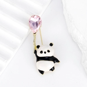 Broche panda avec pierre rose en forme de cœur et alliage doré sur socle blanc