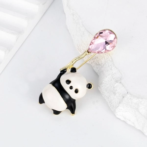Broche panda mignonne avec cristal goutte rose serti d'or sur socle pierre