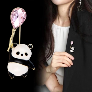 Broche panda mignon avec ballon en cristal rose et émail blanc noir finition dorée
