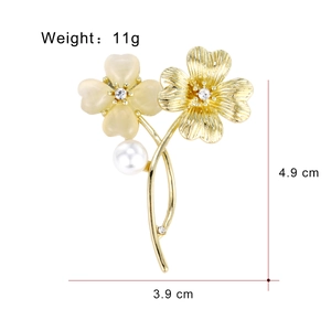 Elegante spilla a fiore in lega dorata con pietra opale e dettaglio in perla bianca